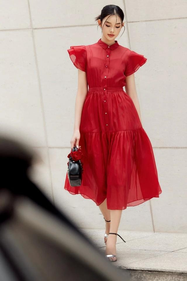 Ghi dấu phong cách sành điệu tinh tế chỉ với một chiếc váy sơ mi trong nhiều không gian khác nhau. Chất liệu mỏng nhẹ mang đến sự thoáng mát và dễ chịu cho người mặc trong tiết trời mùa hè; trong khi chất liệu, màu sắc và những nhấn nhá tỉ mỉ trên trang phục giúp tô đậm thêm nét nữ tính và quyến rũ Ghi dấu phong cách sành điệu tinh tế chỉ với một chiếc váy sơ mi trong nhiều không gian khác nhau. Chất liệu mỏng nhẹ mang đến sự thoáng mát và dễ chịu cho người mặc trong tiết trời mùa hè; trong khi chất liệu, màu sắc và những nhấn nhá tỉ mỉ trên trang phục giúp tô đậm thêm nét nữ tính và quyến rũ