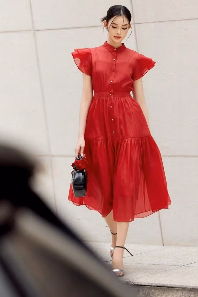 Ghi dấu phong cách sành điệu tinh tế chỉ với một chiếc váy sơ mi trong nhiều không gian khác nhau. Chất liệu mỏng nhẹ mang đến sự thoáng mát và dễ chịu cho người mặc trong tiết trời mùa hè; trong khi chất liệu, màu sắc và những nhấn nhá tỉ mỉ trên trang phục giúp tô đậm thêm nét nữ tính và quyến rũ