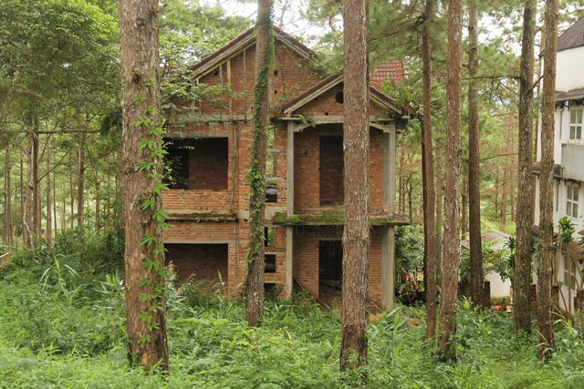 Những năm trước, nhiều căn biệt thự ở Măng Đen xây dựng dở dang rồi bỏ không