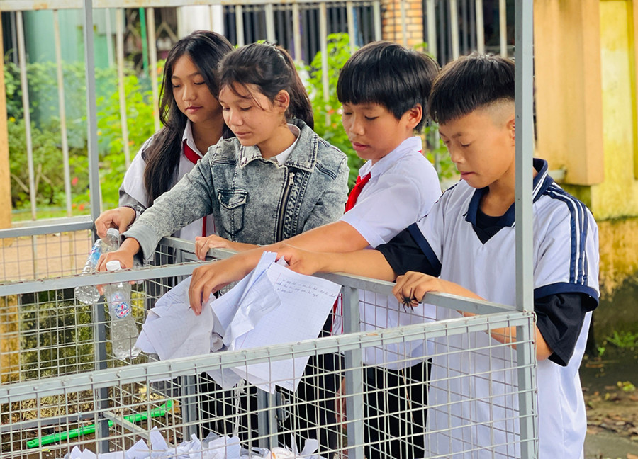 Các thành viên Đội xung kích bảo vệ môi trường của Trường THCS Lê Lợi thu gom và phân loại rác. Ảnh: M.K