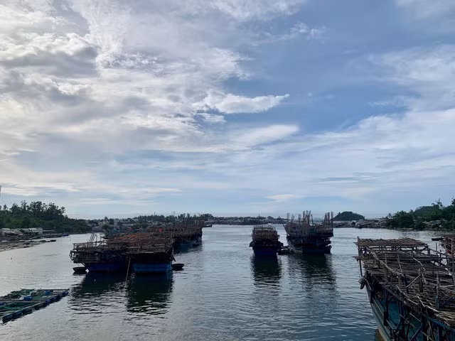 Những chiếc tàu gỗ của người dân Cù Lao hành nghề câu mực xà. Ảnh: THANH QUÂN