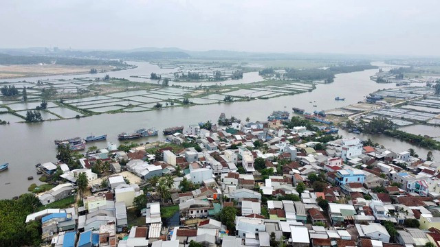250 ngày mỗi năm - Ảnh 1. Xóm Cù Lao bên dòng sông Trà Bồng. Ảnh: THANH QUÂN