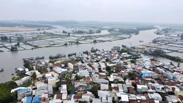 Xóm Cù Lao bên dòng sông Trà Bồng. Ảnh: THANH QUÂN