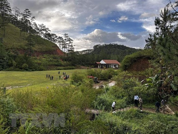 Khu vực xảy ra sự cố xe jeep chở 4 khách du lịch bị nước lũ cuốn trôi khiến 2 du khách thiệt mạng và 2 người khác mất tích tại Khu du lịch Làng Cù Lần (huyện Lạc Dương, tỉnh Lâm Đồng). (Ảnh: Nguyễn Dũng/TTXVN) Khu vực xảy ra sự cố xe jeep chở 4 khách du lịch bị nước lũ cuốn trôi khiến 2 du khách thiệt mạng và 2 người khác mất tích tại Khu du lịch Làng Cù Lần (huyện Lạc Dương, tỉnh Lâm Đồng). (Ảnh: Nguyễn Dũng/TTXVN)