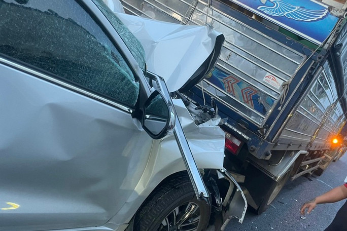 Có 2 người bị thương nhẹ trong ô tô 4 chỗ.