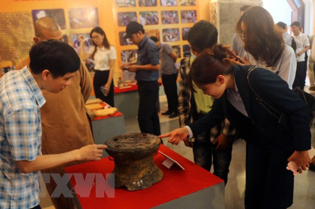 Các đại biểu và nhân dân xem các hiện vật được trực bày tại Khai mạc trưng bày Bảo vật Quốc gia và cổ vật tiêu biểu tình Hà Nam năm 2023. (Ảnh: Đại Nghĩa/TTXVN) Các đại biểu và nhân dân xem các hiện vật được trực bày tại Khai mạc trưng bày Bảo vật Quốc gia và cổ vật tiêu biểu tình Hà Nam năm 2023. (Ảnh: Đại Nghĩa/TTXVN)