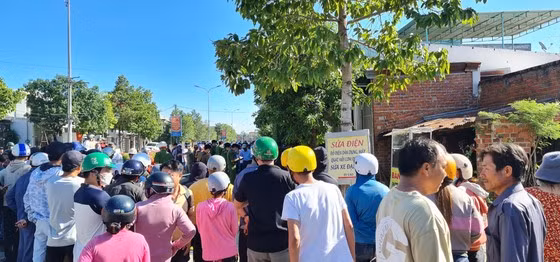 Rất đông người dân hiếu kỳ tới hiện trường theo dõi sự việc (Ảnh: Đ.K.)