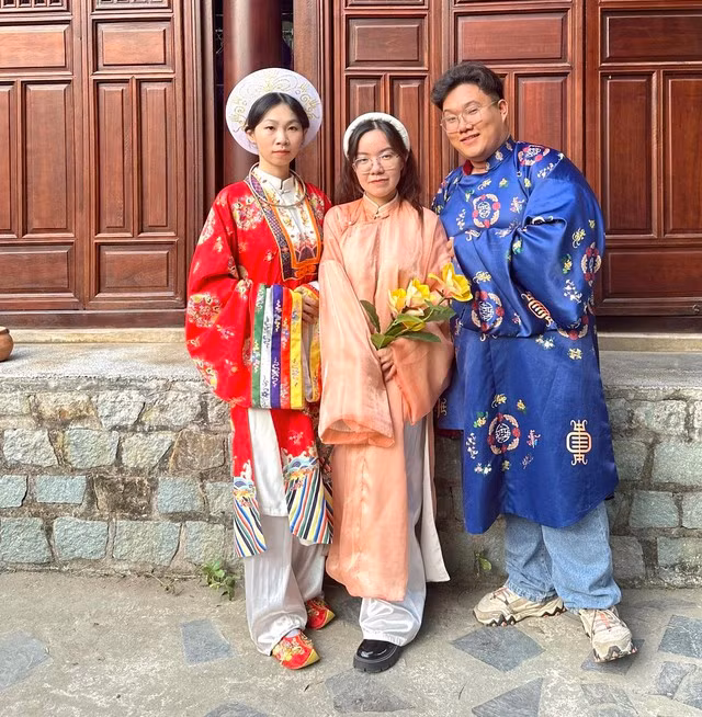 Bạn trẻ nước ngoài thích thú khi mặc áo dài Việt Nam. ẢNH NVCC