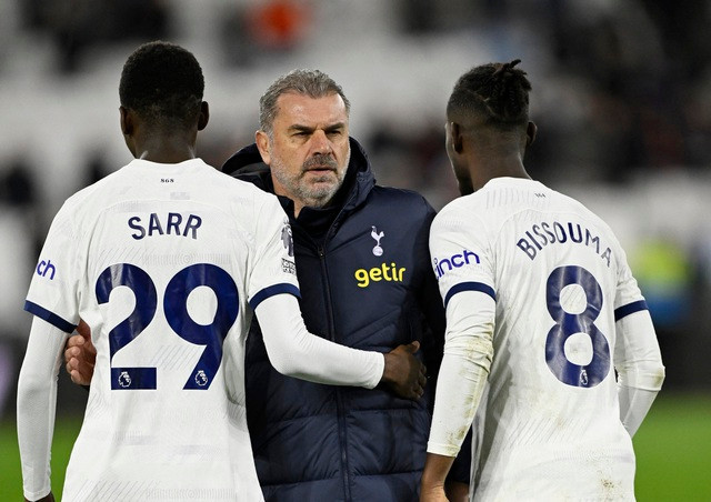 HLV Postecoglu và các học trò buồn bã với trận hòa như thua ở London. HLV Postecoglu và các học trò buồn bã với trận hòa như thua ở London.