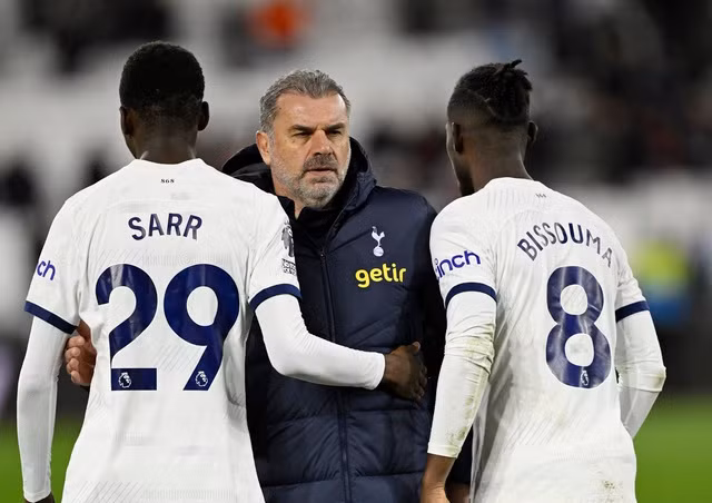 HLV Postecoglu và các học trò buồn bã với trận hòa như thua ở London.