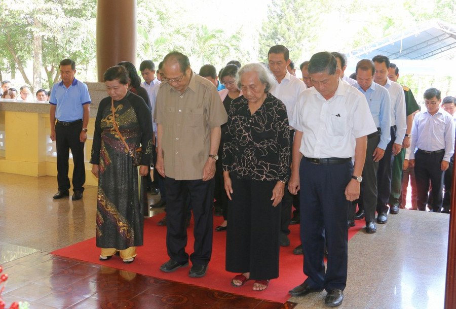 Dâng hoa và dành phút mặc niệm, tưởng nhớ Chủ tịch Tôn Đức Thắng. (Ảnh: Công Mạo/TTXVN) Dâng hoa và dành phút mặc niệm, tưởng nhớ Chủ tịch Tôn Đức Thắng. (Ảnh: Công Mạo/TTXVN)