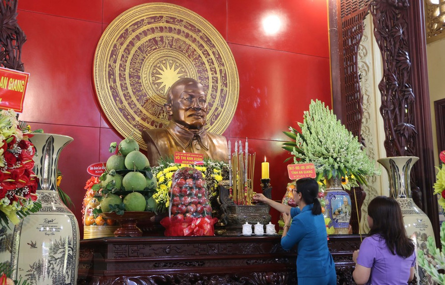 Dâng hoa, dâng hương tưởng nhớ Chủ tịch Tôn Đức Thắng. (Ảnh: Công Mạo/TTXVN) Dâng hoa, dâng hương tưởng nhớ Chủ tịch Tôn Đức Thắng. (Ảnh: Công Mạo/TTXVN)