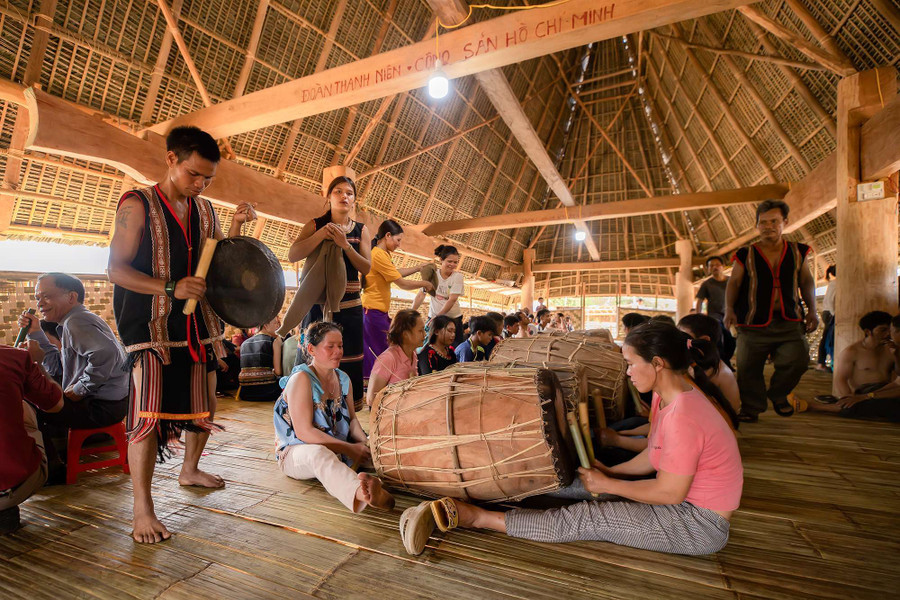 Dân làng ăn mừng lễ về nhà rông mới. Ảnh: NB