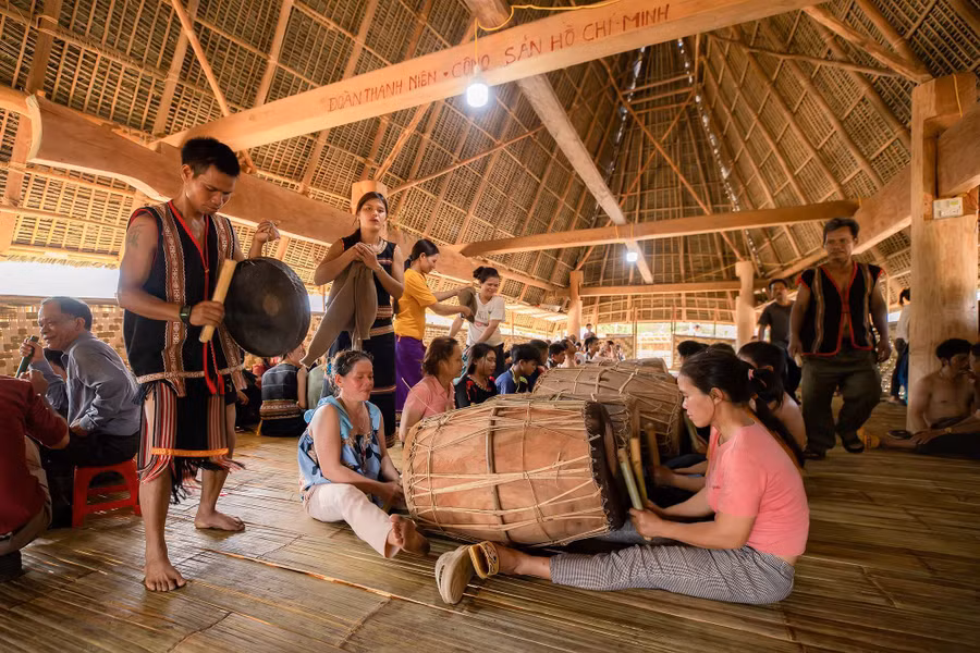 Dân làng ăn mừng lễ về nhà rông mới. Ảnh: NB