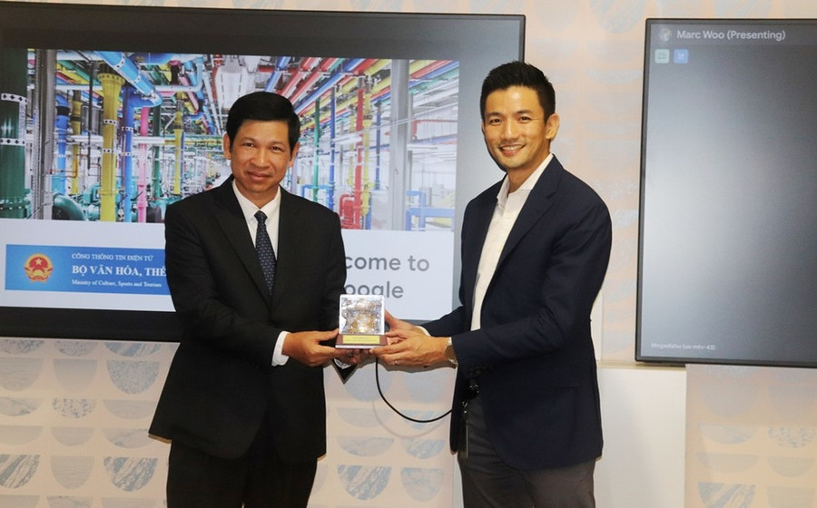 Thứ trưởng Hồ An Phong tặng quà lưu niệm cho ông Marc Woo, Giám đốc Quốc gia Việt Nam, Google châu Á- Thái Bình Dương. (Ảnh: Bộ Văn hóa, Thể thao và Du lịch) Thứ trưởng Hồ An Phong tặng quà lưu niệm cho ông Marc Woo, Giám đốc Quốc gia Việt Nam, Google châu Á- Thái Bình Dương. (Ảnh: Bộ Văn hóa, Thể thao và Du lịch)