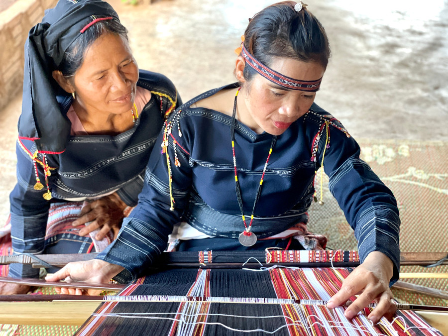 Nghệ nhân Ưu tú Đinh Thị Hiền và con gái Đinh Thị Hái. Ảnh: Phương Duyên Nghệ nhân Ưu tú Đinh Thị Hiền và con gái Đinh Thị Hái. Ảnh: Phương Duyên