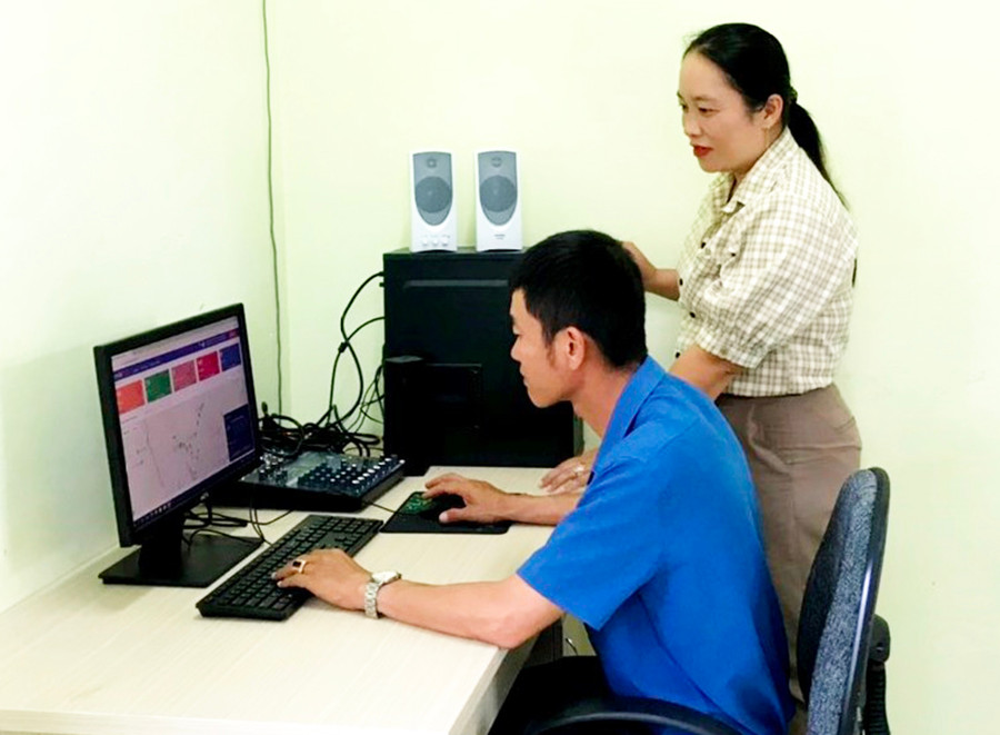 Cán bộ xã Xuân An kiểm duyệt nội dung trước khi tuyên truyền trên sóng phát thanh. Ảnh: Đ.Y Cán bộ xã Xuân An kiểm duyệt nội dung trước khi tuyên truyền trên sóng phát thanh. Ảnh: Đ.Y
