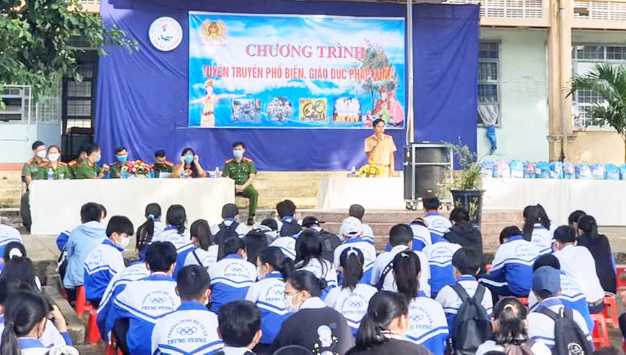 Công an thị xã An Khê tuyên truyền Luật Giao thông đường bộ tại trường học. Ảnh: R'Ô HOK