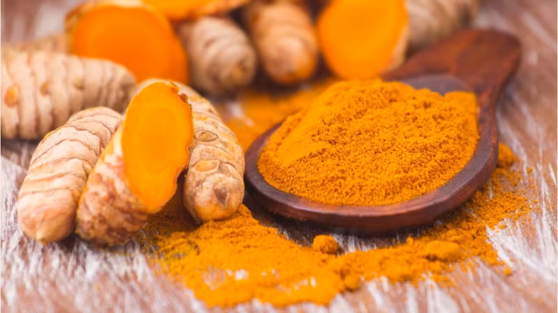 Bột nghệ kết hợp với các món ăn tốt cho sức khỏe. Ảnh: Viện Dinh dưỡng Quốc gia