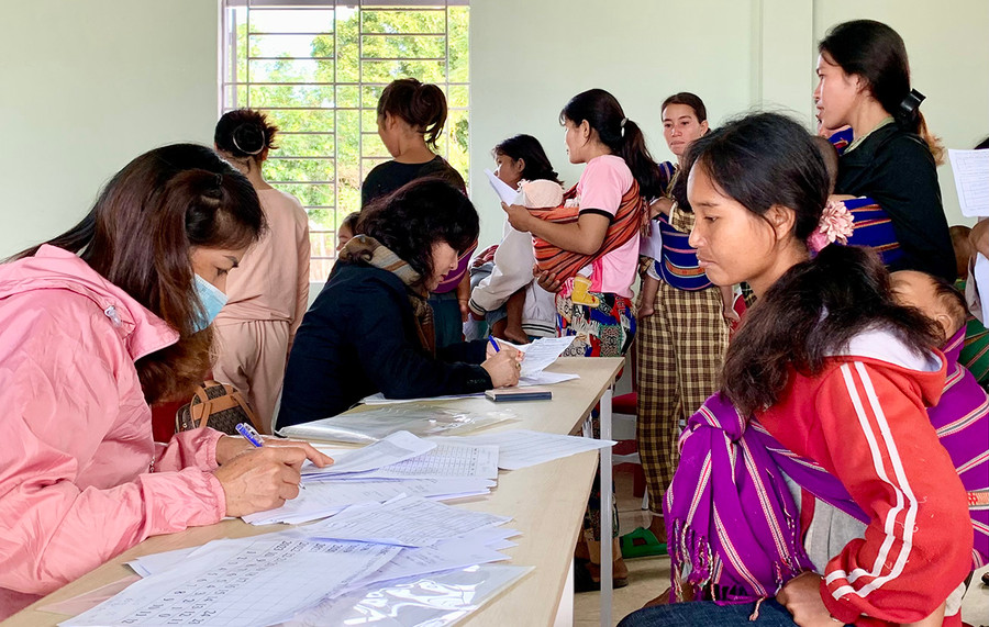 Nhân viên y tế huyện Chư Sê tuyên truyền vận động mỗi cặp vợ chồng sinh đủ 2 con, bảo đảm quyền, trách nhiệm trong việc sinh con và nuôi dạy con tốt. Ảnh: Như Nguyện Nhân viên y tế huyện Chư Sê tuyên truyền vận động mỗi cặp vợ chồng sinh đủ 2 con, bảo đảm quyền, trách nhiệm trong việc sinh con và nuôi dạy con tốt. Ảnh: Như Nguyện