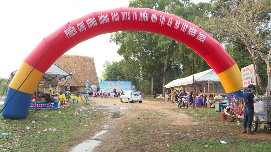 Phiên chợ thúc đẩy, kết nối tiêu thụ sản phẩm vùng đồng bào dân tộc thiểu số và miền núi tại xã Hà Tây. Ảnh: Lê Nam