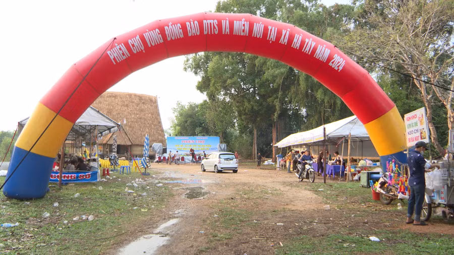 Phiên chợ thúc đẩy, kết nối tiêu thụ sản phẩm vùng đồng bào dân tộc thiểu số và miền núi tại xã Hà Tây. Ảnh: Lê Nam