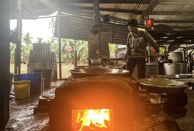 Lò nấu đường phèn ở cơ sở Dung Văn luôn đỏ lửa. Ảnh: HẢI PHONG