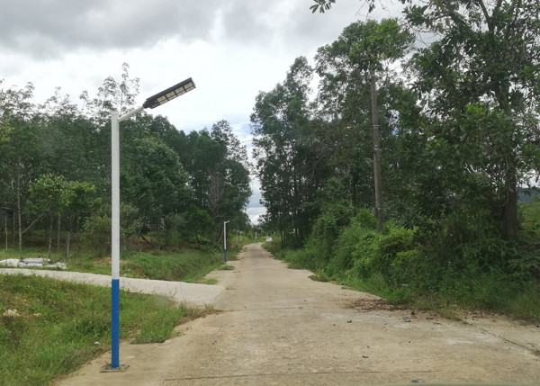 Đường bê tông dẫn vào làng thanh niên lập nghiệp đã xuống cấp