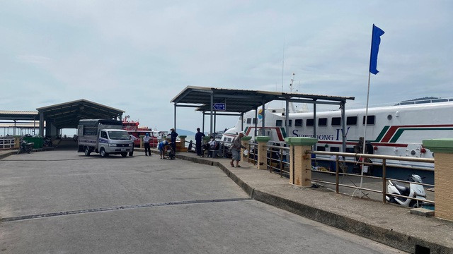 Thời tiết xấu, các tàu cao tốc chưa thể hoạt động để đưa du khách rời đảo Phú Quốc. Ảnh: Hoàng Trung
