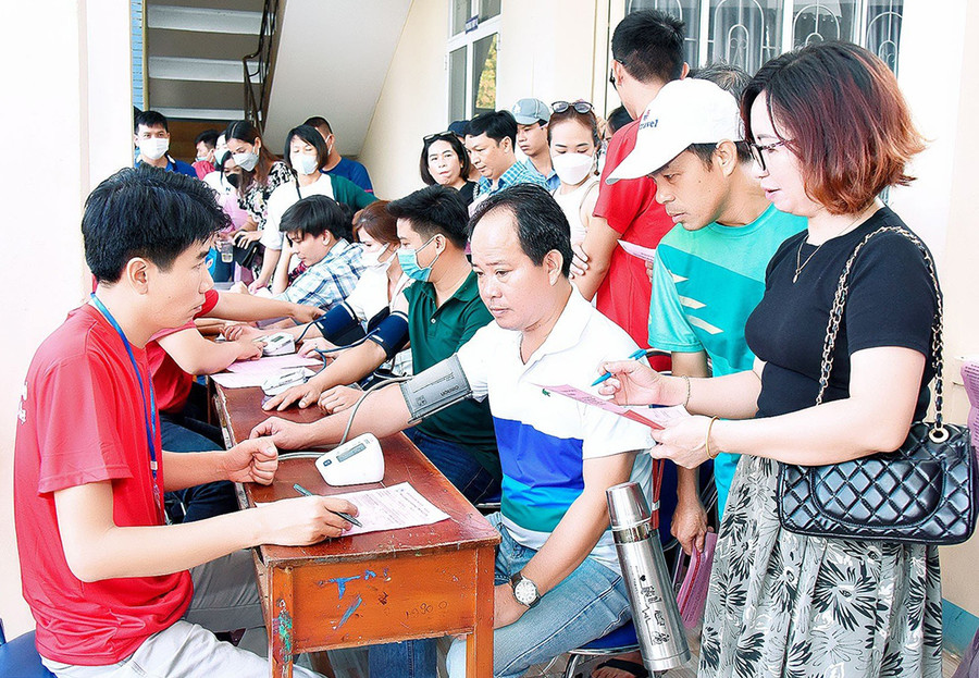 Khám sàng lọc sức khỏe cho người tham gia hiến máu tình nguyện. Ảnh: Đ.T Khám sàng lọc sức khỏe cho người tham gia hiến máu tình nguyện. Ảnh: Đ.T
