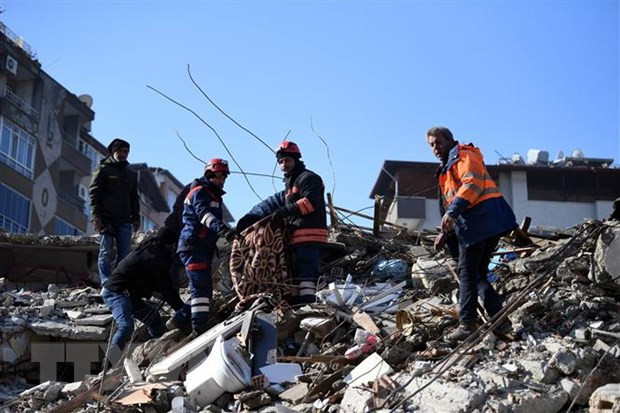 Lực lượng cứu hộ tìm kiếm nạn nhân trong đống đổ nát sau trận động đất tại Hatay, Thổ Nhĩ Kỳ. (Ảnh: THX/TTXVN) Lực lượng cứu hộ tìm kiếm nạn nhân trong đống đổ nát sau trận động đất tại Hatay, Thổ Nhĩ Kỳ. (Ảnh: THX/TTXVN)