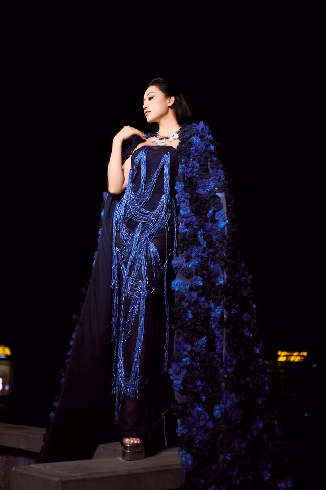 Đoàn Thu Thủy và trang phục.