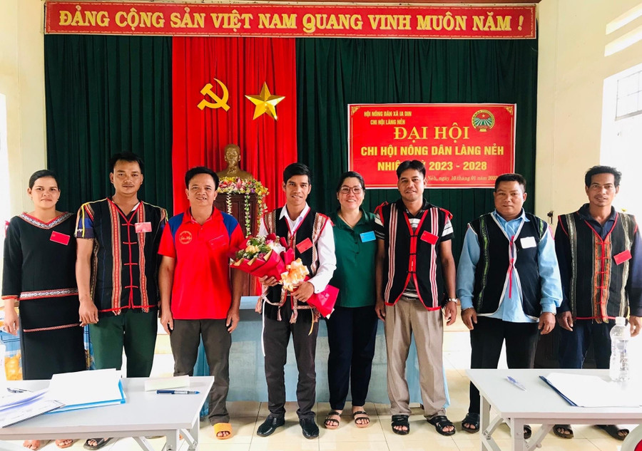 Ban Chấp hành Chi hội Nông dân làng Nẻh (xã Ia Din, huyện Đức Cơ) và các đại biểu dự đại hội cấp trên ra mắt tại Đại hội. Ảnh: Phương Dung Ban Chấp hành Chi hội Nông dân làng Nẻh (xã Ia Din, huyện Đức Cơ) và các đại biểu dự đại hội cấp trên ra mắt tại Đại hội. Ảnh: Phương Dung