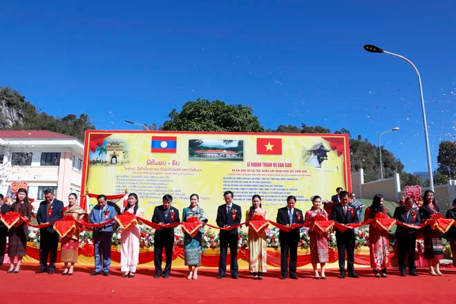 Các đại biểu cắt băng khánh thành, bàn giao Dự án đầu tư cải tạo nâng cấp Bệnh viện Xaysomboun - quà tặng của Chính phủ Việt Nam dành cho Chính phủ Lào nói chung và chính quyền nhân dân Xaysomboun nói riêng. (Ảnh: Phạm Kiên/TTXVN) Các đại biểu cắt băng khánh thành, bàn giao Dự án đầu tư cải tạo nâng cấp Bệnh viện Xaysomboun - quà tặng của Chính phủ Việt Nam dành cho Chính phủ Lào nói chung và chính quyền nhân dân Xaysomboun nói riêng. (Ảnh: Phạm Kiên/TTXVN)