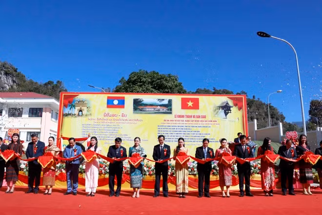 Các đại biểu cắt băng khánh thành, bàn giao Dự án đầu tư cải tạo nâng cấp Bệnh viện Xaysomboun - quà tặng của Chính phủ Việt Nam dành cho Chính phủ Lào nói chung và chính quyền nhân dân Xaysomboun nói riêng. (Ảnh: Phạm Kiên/TTXVN)