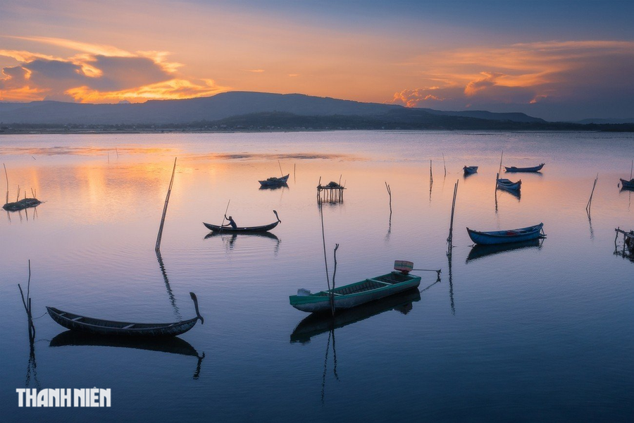 Yên bình trên đầm Ô Loan, Phú Yên của tác giả Cao Kỳ Nhân. Nếu có dịp đến nơi này, du khách có thể theo thuyền của các ngư dân đi đánh bắt hải sản.