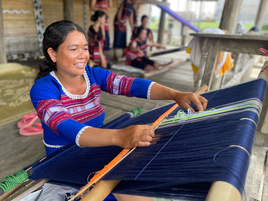 Chị Bier là nghệ nhân trẻ của xã Đak Pơ Pho, tích cực tham gia câu lạc và trao truyền nghề cho các thành viên khác. Ảnh: H.N Chị Bier là nghệ nhân trẻ của xã Đak Pơ Pho, tích cực tham gia câu lạc và trao truyền nghề cho các thành viên khác. Ảnh: H.N