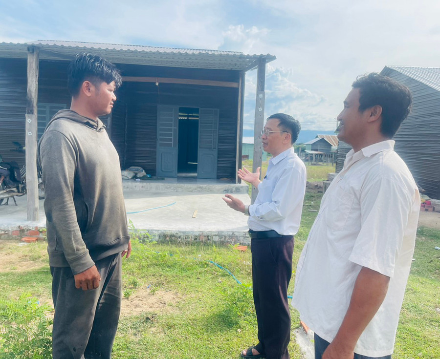 Chính quyền địa phương thăm hỏi, động viên gia đình anh Rah Lan Bay (bìa trái) sớm ổn định cuộc sống tại nơi ở mới. Ảnh: Vũ Chi Chính quyền địa phương thăm hỏi, động viên gia đình anh Rah Lan Bay (bìa trái) sớm ổn định cuộc sống tại nơi ở mới. Ảnh: Vũ Chi