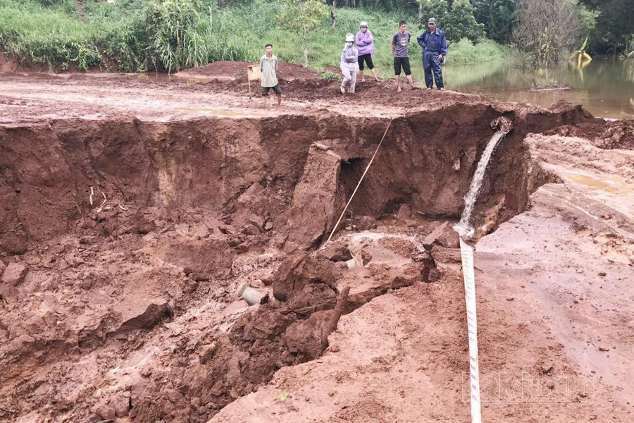 Điểm sụt lún tại thôn Doãn Văn, xã Đắk R'tíh Điểm sụt lún tại thôn Doãn Văn, xã Đắk R'tíh