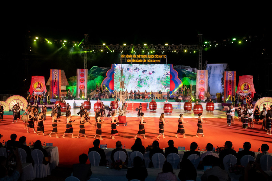 Tiết mục chào mừng hòa tấu nhạc cụ dân tộc Âm vang đại ngàn. Ảnh: Đức Thành