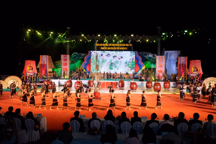 Tiết mục chào mừng hòa tấu nhạc cụ dân tộc Âm vang đại ngàn. Ảnh: Đức Thành