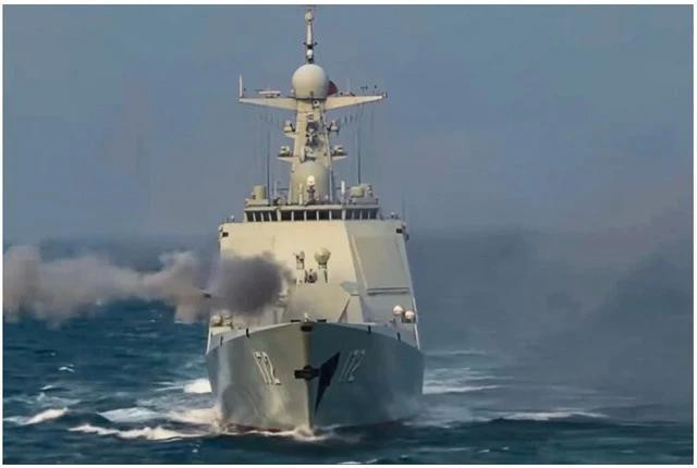 Tàu khu trục Trung Quốc tham gia một cuộc tập trận ở Biển Đông.