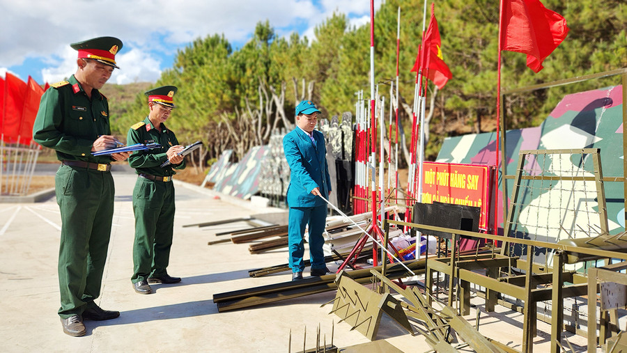 Ban tổ chức chấm điểm các loại mô hình học cụ, huấn luyện. Ảnh: Bá Bính Ban tổ chức chấm điểm các loại mô hình học cụ, huấn luyện. Ảnh: Bá Bính