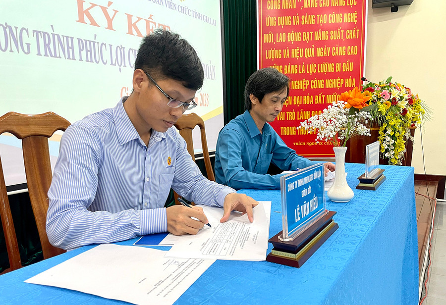 Chủ tịch Công đoàn Viên chức tỉnh Võ Hữu Hải (phải) ký thỏa thuận hợp tác với Giám đốc Công ty TNHH Medlatec Đắk Lắk Lê Văn Hiếu về ưu đãi cho đoàn viên, người lao động. Ảnh: Lam Nguyên Chủ tịch Công đoàn Viên chức tỉnh Võ Hữu Hải (phải) ký thỏa thuận hợp tác với Giám đốc Công ty TNHH Medlatec Đắk Lắk Lê Văn Hiếu về ưu đãi cho đoàn viên, người lao động. Ảnh: Lam Nguyên