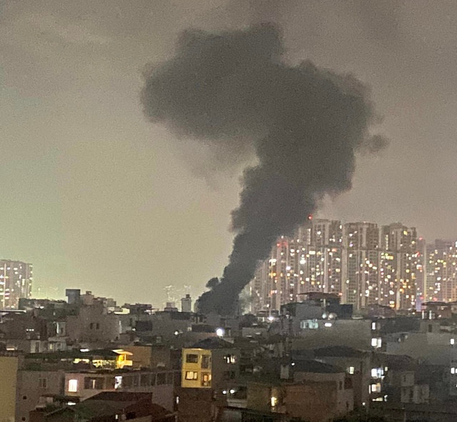 Vụ cháy tạo thành cột khói cao hàng trăm mét. Ảnh: CTV