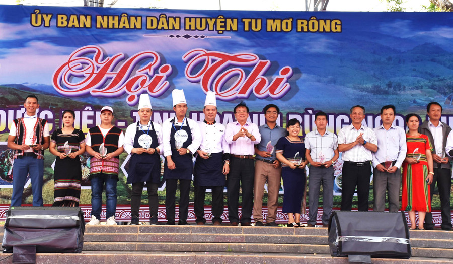 Trao quà lưu niệm cho các đội thi. Ảnh: PN Trao quà lưu niệm cho các đội thi. Ảnh: PN