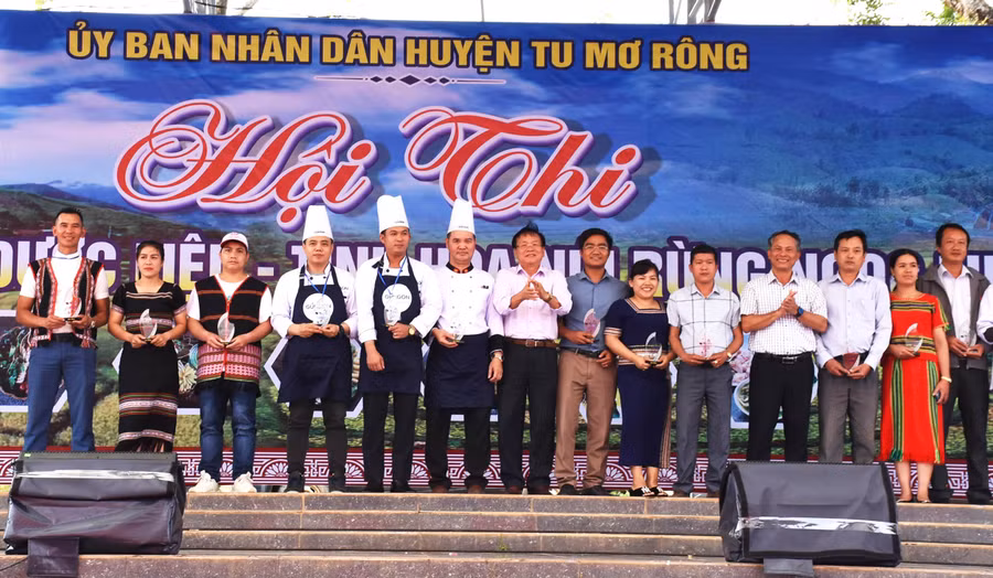 Trao quà lưu niệm cho các đội thi. Ảnh: PN