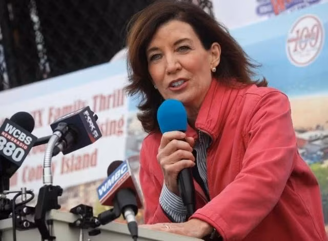 Bà Kathy Hochul, Thống đốc bang New York, phát biểu trong một buổi họp báo. Ảnh REUTERS