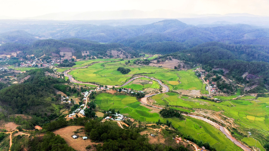 Thôn nằm trong thung lũng rộng lớn được bao bọc xung quanh bởi những ngọn đồi, dãy núi và có dòng suối Nước Long chảy ngang qua. Thôn có 3 làng đồng bào Xơ Đăng (nhánh Mơ Nâm) định cư từ lâu đời, gồm Kon Vơng, Kon Kia và Kon Péc.