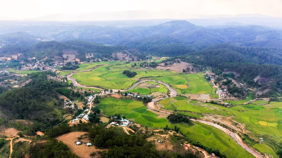 Thôn nằm trong thung lũng rộng lớn được bao bọc xung quanh bởi những ngọn đồi, dãy núi và có dòng suối Nước Long chảy ngang qua. Thôn có 3 làng đồng bào Xơ Đăng (nhánh Mơ Nâm) định cư từ lâu đời, gồm Kon Vơng, Kon Kia và Kon Péc.